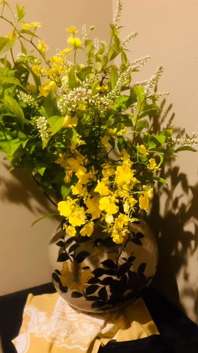 室礼

花と料理、空間と心。五感で愉しむ「別邸 磯野」のおもてなしをどうぞ。

#熊谷グルメ
#埼玉グルメ
#熊谷居酒屋
#和の心
#室礼
#おもてなし
#花のある空間 
#花 
#いけばな
#和モダン
#空間演出
#季節の花
#花のある暮らし
#日本の美
#おもてなしの花
#床の間の花
#しつらい
#japanesfood 
#japaneseculture 
#flowerart 
#washoku